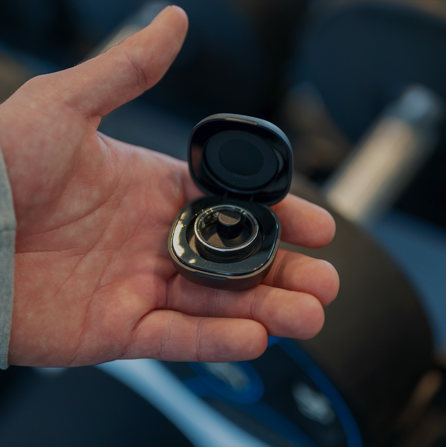 Anillo inteligente Fitorb en su estuche de carga en la mano